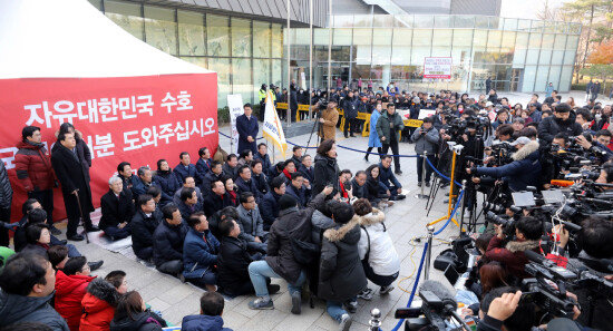 황교안 자유한국당 대표가 단식 8일째를 맞던 2019년 11월 27일, 자유한국당 의원들이 청와대 앞 분수대 광장에 있는 천막에 방문한 모습. [장승윤 동아일보 기자]
