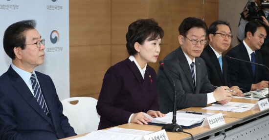 2018년 12월 19일 정부서울청사에서 김현미 국토교통부 장관(왼쪽 두 번째)을 비롯해 해당 지방자치단체장들이 3기 신도시 계획을 발표하고 있다. [동아DB]