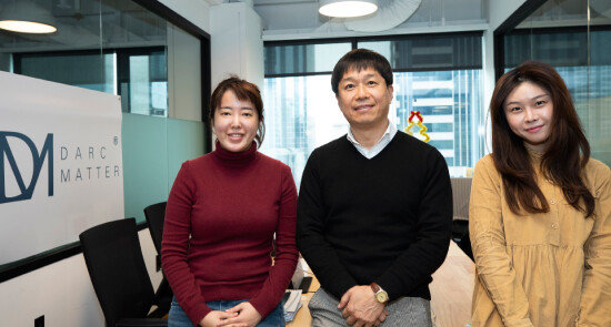 서울핀테크랩에 입주한 대체투자 핀테크기업 ‘다크매터’의 송진구 한국 대표(가운데)와 직원들. [조영철 기자]