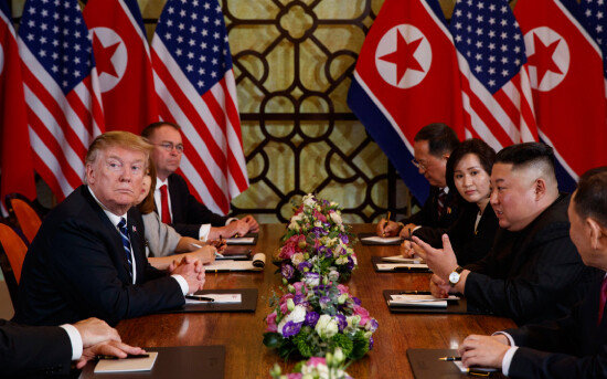 도널드 트럼프 미국 대통령과 김정은 북한 국무위원장이 2019년 2월 28일(현지시간) 하노이 메트로폴 호텔 회담장에서 확대 양자 회담을 하고 있다. [뉴시스] 