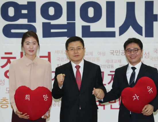 탈북민 출신 인권운동가 지성호(오른쪽) 씨와 ‘체육계 미투 1호’ 김은희 고양테니스아카데미 코치가 1월 8일 서울 여의도 국회의원회관에서 열린 
‘2020 자유한국당 영입인사 
환영식’에서 황교안 자유한국당 대표와 함께 기념촬영하고 있다. [뉴시스]