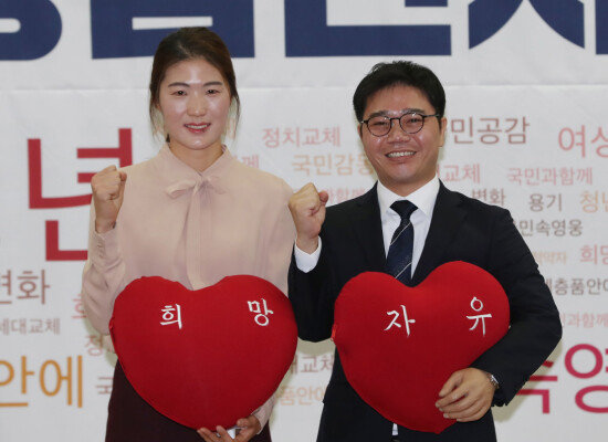 자유한국당이 영입한 김은희(왼쪽) 씨와 지성호 씨. [뉴시스]