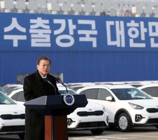 문재인 대통령이 2020년 1월 3일 경기 평택항 친환경차 수출 현장을 방문, 인사말을 하고 있다. [청와대사진기자단]