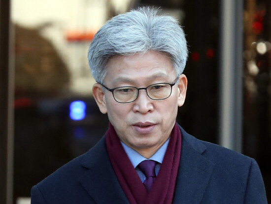 송병기 전 울산시 경제부시장이 지난해 12월 31일 서울중앙지방법원에서 구속 전 피의자 심문(영장실질심사)을 마치고 법원을 나서고 있다.