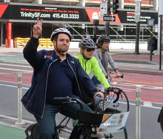 샌프란시스코자전거연합 회원들이 자가용 없는 도로를 신나게 달리고 있다..