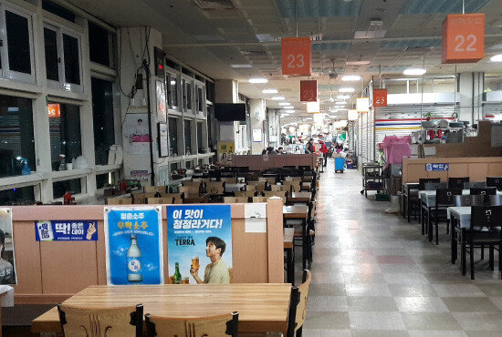 ‘코로나19’ 사태가 확산되기 전인 2월 2일 오후 한산한 부산 자갈치시장 식당가. [배수강 기자]