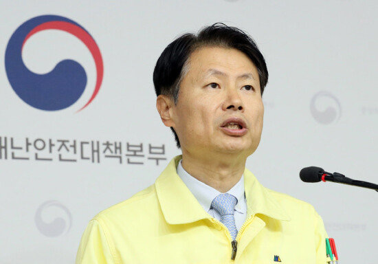 김강립 중앙재난안전대책본부 제1총괄조정관(보건복지부 차관)이 3월 2일 정부세종청사에서 중앙재난안전대책본부 회의 결과 등을 브리핑하고 있다. [뉴시스]