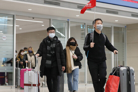 2월 7일 오후 인천국제공항 제2터미널로 마스크를 쓴 관광객들이 입국하고 있다. [뉴스1]
