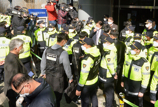 대구시 재난안전대책본부 등이 3월 12일 신천지대구교회에 대한 행정조사차 교회 내부로 들어가고 있다. [뉴시스]