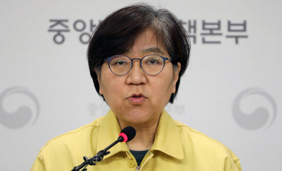 정은경 중앙방역대책본부장(질병관리본부장)이 3월 1일 코로나19 관련 정례 브리핑을 하고 있다. [뉴스1]