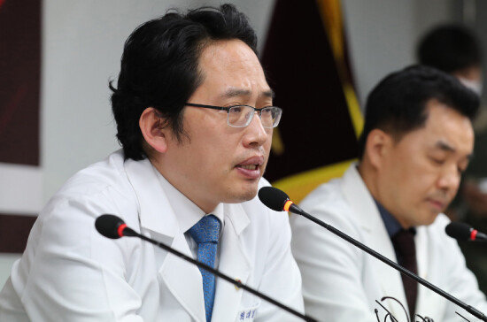 최대집 대한의사협회 회장은 
“문을 열어놓은 상태에서 
소독약만 뿌려댄 격”이라고 
비판했다. [뉴스1]