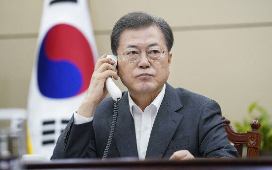 문재인 대통령이 2월 20일 청와대에서 시진핑 중국 국가주석과 전화 통화를 하고 있다. [청와대 제공]