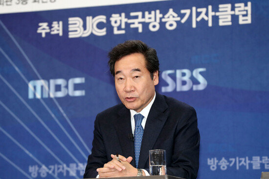 이낙연 더불어민주당 상임공동선대위원장이 2일 오전 서울 양천구 방송회관에서 열린 방송기자클럽 토론회에 참석해 모두발언을 하고 있다. [뉴스1]