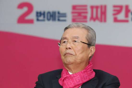 김종인 미래통합당 총괄선거대책위원장이 2일 경기 수원시 장안구 도당 회의실에서 열린 4‧15 총선 경기권역 선거대책위원회에 참석했다. [뉴스1]