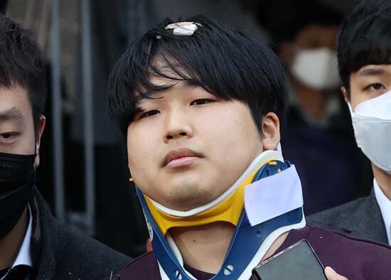 텔레그램에서 불법 성착취 영상을 제작·판매한 n번방 사건의 주범 조주빈이 3월 25일 서울 종로경찰서에서 호송차량으로 향하고 있다. [뉴시스]