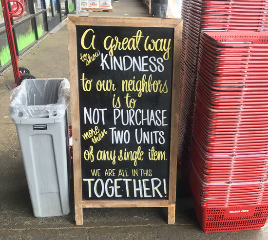 새너제이에 있는 트레이더조(Trader Joe’s)
매장 앞에 “다른 고객을 위해 품목당 한 개
씩만 바구니에 담으라”는 내용의 안내판이
세워져 있다.