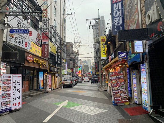 3월 26일 서울지하철 1호선 영등포역 인근 먹자골목이 한산하다. [문영훈 기자]