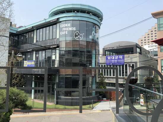 4월 7일 서울지하철 2호선 강남역 인근 먹자골목에 ‘임대문의’ 현수막이 붙어 있다. [이현준 기자]