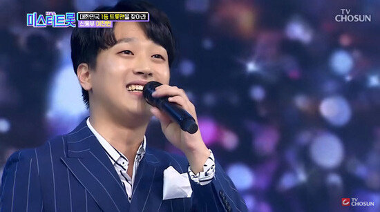 여유로움과 능글맞은 표정으로 좌중을 압도해 청년 세대에게 큰 인기를 얻고 있는 신예 트로트 가수 이찬원. [TV조선 제공]