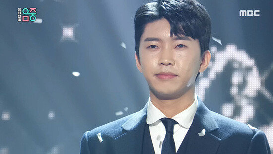 4월 4일 MBC 음악 방송 ‘쇼! 음악중심’에서 신곡 ‘이제 나를 믿어요’를 첫 공개한 ‘미스터트롯’ 우승자 임영웅. [MBC 제공]