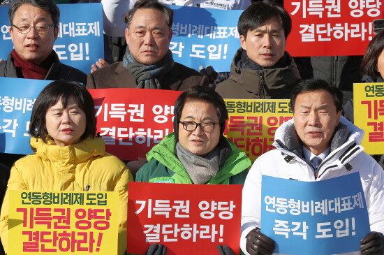 2018년 12월 27일 이정미 당시 정의당 대표와 정동영 민주평화당 대표, 손학규 바른미래당 대표(앞줄 왼쪽부터) 등 야3당 대표와 당직자들이 서울 여의도 국회에서 연동형 비례대표제 도입을 촉구하고 있다. [뉴스1]