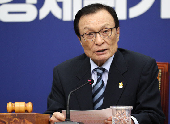 이해찬 더불어민주당 대표가 5월 13일 서울 여의도 국회에서 열린
최고위원회의에서 모두발언을 하고 있다. [뉴스1]