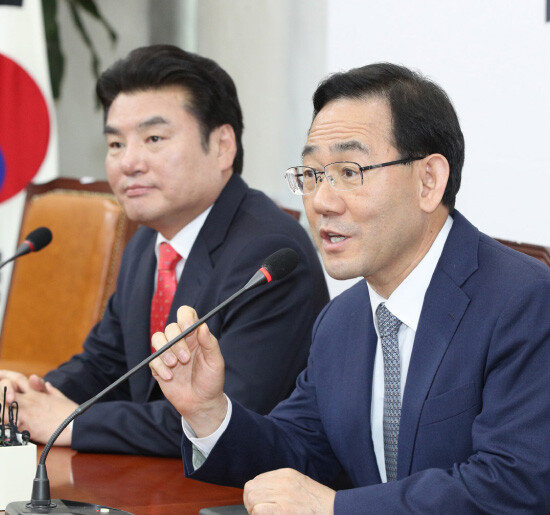 주호영 통합당 원내대표(오른쪽)와 원유철 한국당 대표가 5월 14일 서울 여의도 국회에서 기자회견을 열고 합당논의기구를 설치하겠다고 밝혔다. 다만 합당 시한은 못 박지 않았다. [뉴스1]