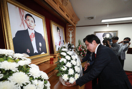 지난해 9월 12일 황교안 당시 자유한국당 대표가 경북 구미시 상모동 박정희 전 대통령 생가를 찾아 헌화하고 있다. [뉴스1]