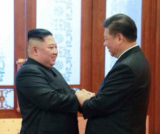 지난해 1월 8일 김정은 북한 국무위원장이 시진핑 중국 국가주석과 중국 인민대회당에서 인사를 나누고 있다. [노동신문]