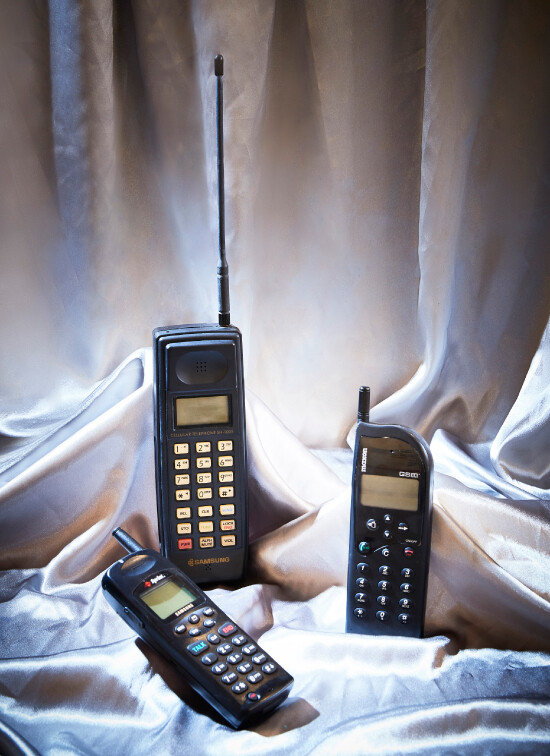 1997년 미국에 수출된 최초의 CDMA 휴대전화 SCH-1000. 제조사 삼성. (왼쪽 아래)  
1988년 시판된 최초의 ‘메이드 인 코리아’ 휴대전화 SH-100. 제조사 삼성. (왼쪽 위)
1995년 유럽에 수출된 첫 국산 디지털 전화기 MX-3000. 제조사 맥슨. (오른쪽)