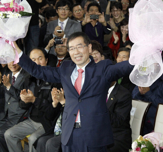2011년 10월 26일 서울시장 보궐선거에서 당선된 박원순 당선자가 서울 종로구 안국동 캠프에서 환하게 웃고 있다. [동아DB]