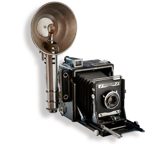 Speed Graphic 1912년부터 1973년까지 생산된 제품. 작게 접을 수 있고 렌즈 교환이 가능하며 플래시 벌브를 장착할 수 있는 등 기능이 우수해 움직이는 피사체를 촬영해야 하는 사진작가와 기자 등이 많이 사용했다. 