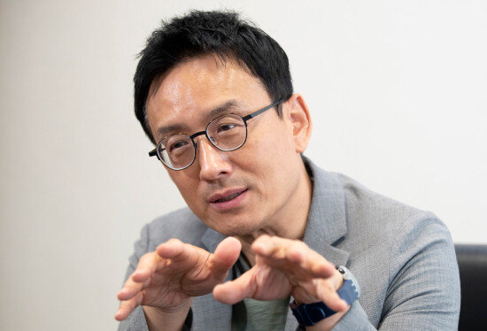 최인철 교수는 
“행복의 정의를 
넓게 잡아야 한다”고 
강조했다. [지호영 기자]