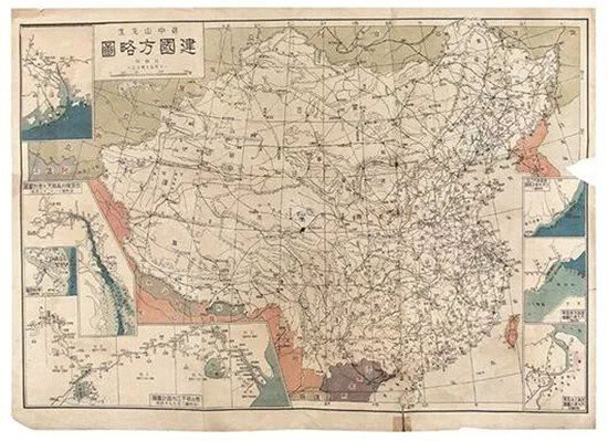 중국의 국부 쑨원은 1919년 반(半)식민지 상태인 중국의 혁명과 건국까지의 구상을 담은 건국방략을 발표하면서 싼샤 댐 추진 계획을 밝혔다. 그는 홍수 방지보다 수력발전과 화물 운송의 편의를 위해 싼샤 댐 건설을 주장했다. [바이두]