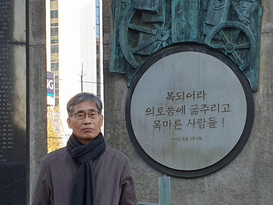 개신교로 시작해 불교를 거쳐 천주교를 갖게 됐다. 고(故) 김수환 추기경은 내가 들은 생전 강연에서 당신의 인생관 전체의 60% 이상이 불교에서 연유한다는 믿기 힘든 말씀을 했다. 그런 말씀을 담대히 할 수 있기에 그분이 여태 추앙받는 것 아닐까. 오랜만에 서울을 찾아 서소문 역사공원에 들렀다. 역사는 무엇이고 신앙은 무엇일까 하는 생각에 잠긴다. [신평 제공]