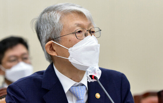 최기영 과학기술정보통신부 장관이 2020년 10월 6일 서울 여의도 국회에서 열린 국정감사에서 5G 관련 질의에 대답하고 있다.