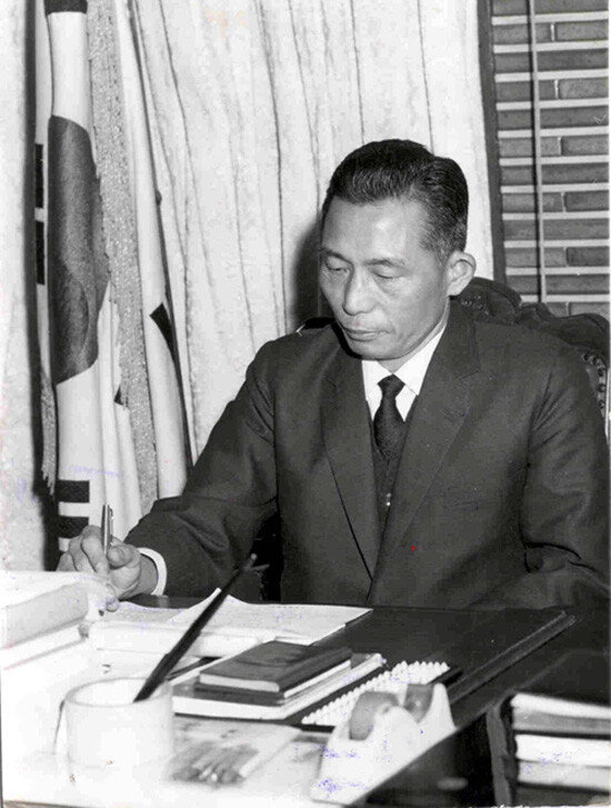 1969년 2월 15일 가정의례준칙에 서명하는 박정희 당시 대통령. [동아DB]