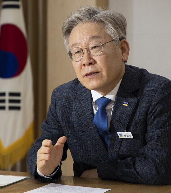 이재명 경기도지사는 “기존 복지정책도 계속 
확대해 나가면서 새 정책인 기본소득제도를 도입해 정책 간에 경쟁을 시키자”고 주장했다. [조영철 기자]