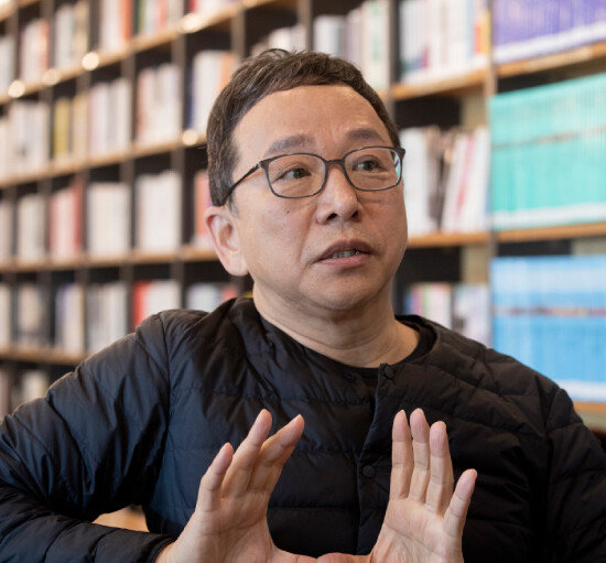 김규항 작가는 “좌우를 막론하고 (조국 사태에) 분노를 안 느끼는 게 오히려 이상하다”고 말했다. [지호영 기자]