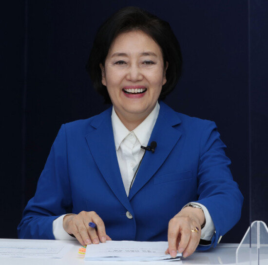 박영선 더불어민주당 서울시장 후보가 3월 15일 서울 여의도 민주당 중앙당사에서 열린 김진애 열린민주당 서울시장 후보와의 단일화 2차 토론회에 참석해 포즈를 취하고 있다. [뉴스1]