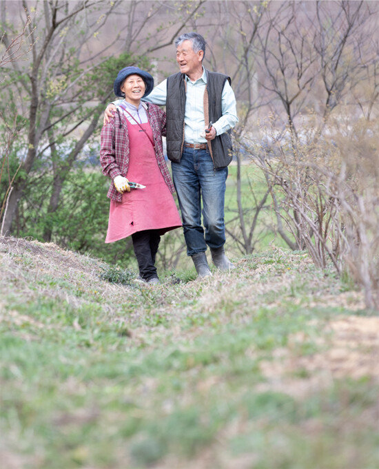 전북 진안군에서 무농약, 무제초, 무비료, 무퇴비, 무경운 5무(無) 원칙을 지키며 농사를 짓고 있는 김영일(오른쪽), 배덕희 씨 부부. [지호영 기자]