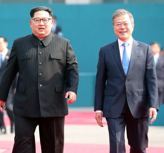 2018년 4월 27일 판문점에서 만난 문재인 대통령(오른쪽)과 김정은 북한 국무위원장. [한국사진공동취재단]