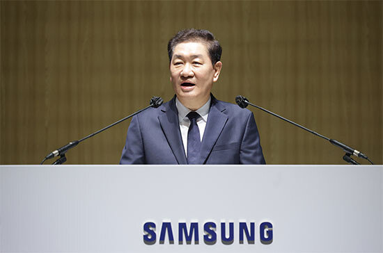 한종희 삼성전자 대표이사 부회장이 3월 19일 경기 수원시 영통구 수원컨벤션센터에서 열린 제56기 삼성전자 정기주주총회에서 인사말을 하고 있다. 뉴스1