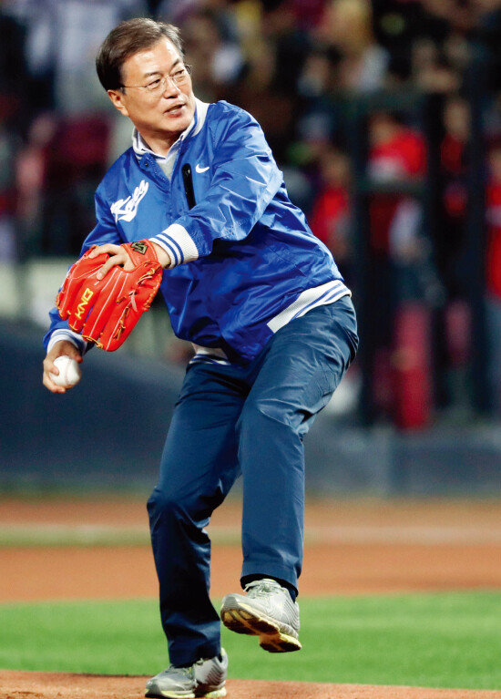 10월 25일 광주기아챔피언스필드에서 열린 KIA와 두산의 2017 KBO 한국시리즈 1차전에 앞서 시구를 하고 있는 문재인 대통령.
[뉴시스]
