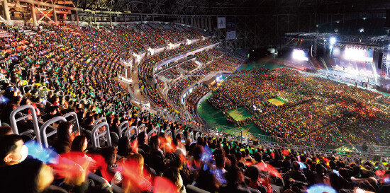 국제위러브유운동본부가 지난해 12월 18일 서울 고척스카이돔에서 개최한 제17회 새생명 사랑의 콘서트 현장.[사진 제공·국제위러브유운동본부]