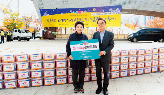 장길자 국제위러브유운동본부 회장(왼쪽)이 안산시청에 3000kg의 김장김치를 전달했다.[사진 제공·국제위러브유운동본부]