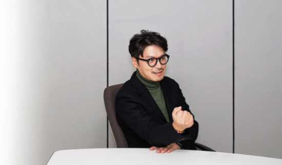 “지금도 저는 남녀가 같이 
 손잡고 볼 수 있는 에로영화, 여배우를 
 희생시키지 않는 에로영화를 찍고 싶어요. 
 하지만 영화는 욕심으로, 용기로 만드는 게 
 아니라는 것도 알죠.”[조영철 기자]