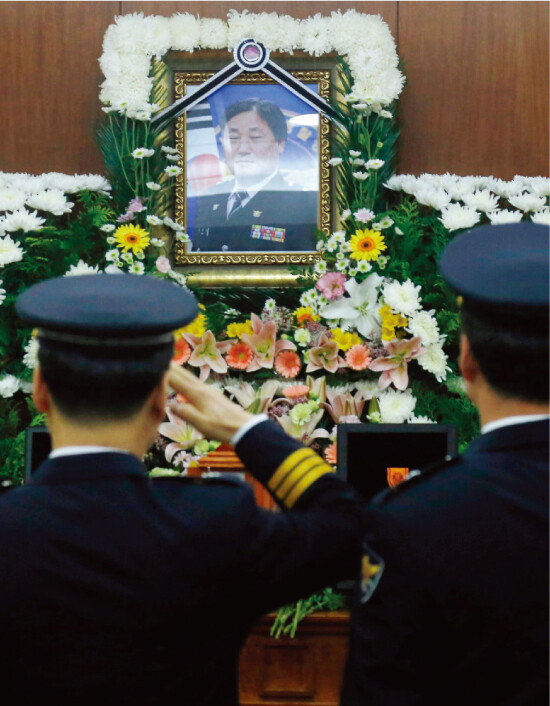 2016년 10월 20일 범인이 쏜 사제총에 맞아 순직한 김창호 경위의 빈소가 마련된 서울 송파구 경찰병원 장례식장. [동아일보]