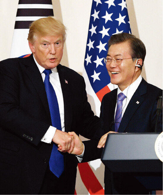 지난해 11월 7일 청와대 기자회견장에서 악수를 나누고 있는 도널드 트럼프 미국 대통령과 문재인 대통령. [뉴시스]
