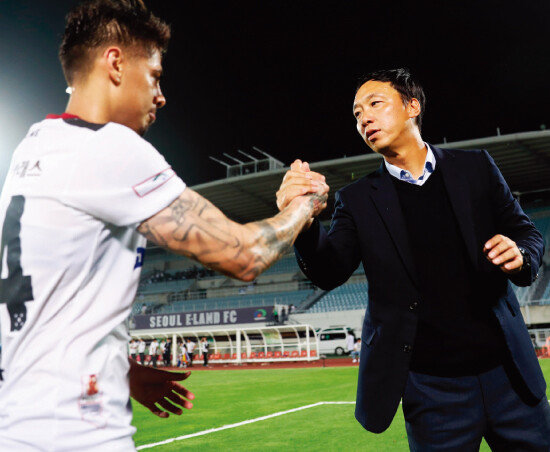 K리그1 직행을 노리는 박진섭 광주FC 감독(오른쪽)과 윌리안. [한국프로축구연맹]